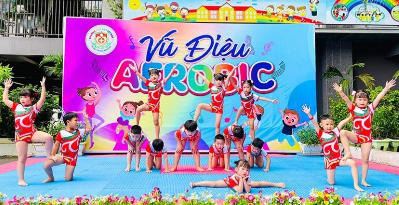 mo-thay-tre-con-nhay-mua