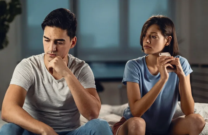Khi nghi ngờ rơi vào mối quan hệ mập mờ, hãy quan sát hành động, hỏi rõ ràng và biết đặt giới hạn cho cảm xúc.