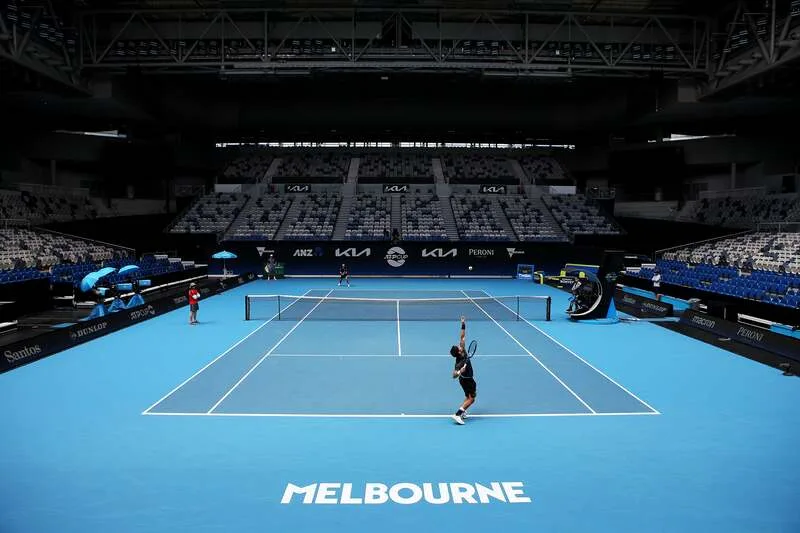 Australian Open là giải Grand Slam đầu tiên trong năm, nổi bật với không khí sôi động, mặt sân cứng và thời tiết nóng đặc trưng tại Melbourne.