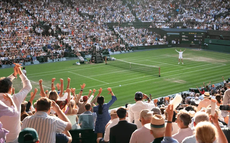Wimbledon là giải Grand Slam lâu đời nhất, nổi bật với mặt sân cỏ, trang phục trắng và truyền thống cổ điển của quần vợt Anh.