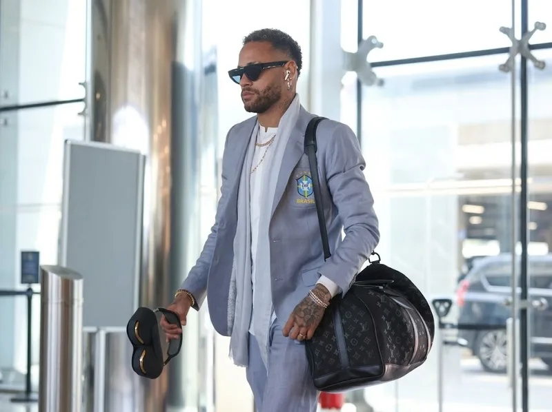 Neymar thuộc nhóm ngôi sao bóng đá có giá trị thương mại cao nhờ sự nghiệp thi đấu và nhiều hợp đồng quảng cáo lớn.