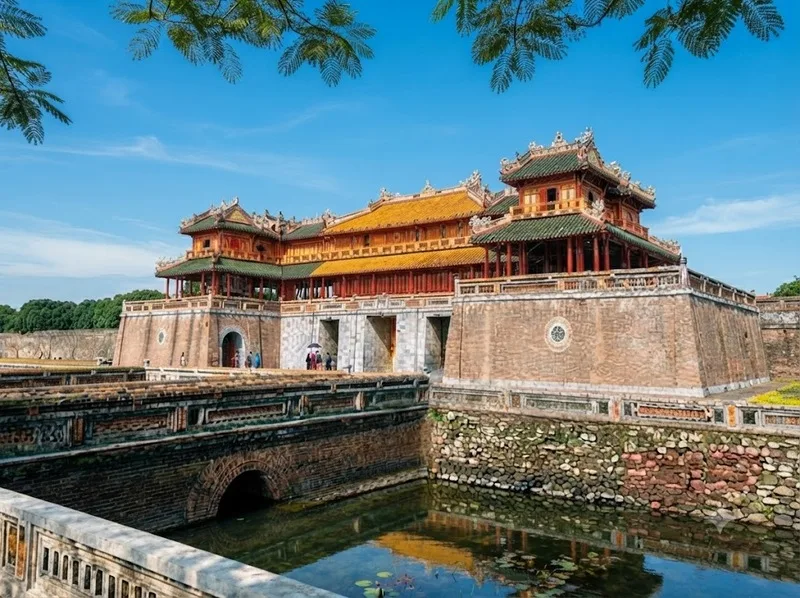 Cố đô Huế lưu giữ hệ thống cung điện, lăng tẩm và kiến trúc triều Nguyễn gắn với dòng sông Hương thơ mộng.