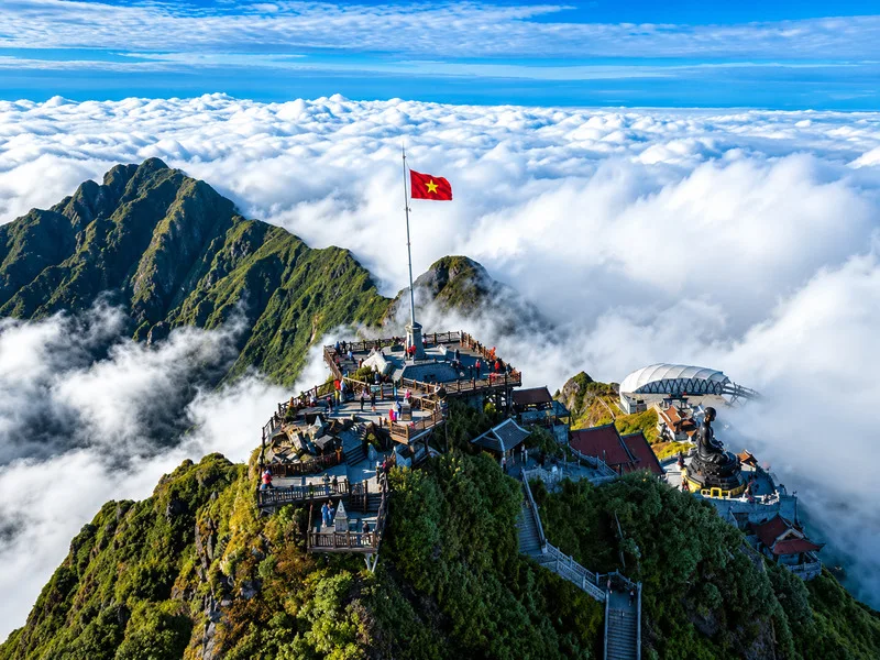 Fansipan mang đến trải nghiệm ngắm núi, săn mây và chiêm ngưỡng cảnh quan Tây Bắc từ độ cao ấn tượng.